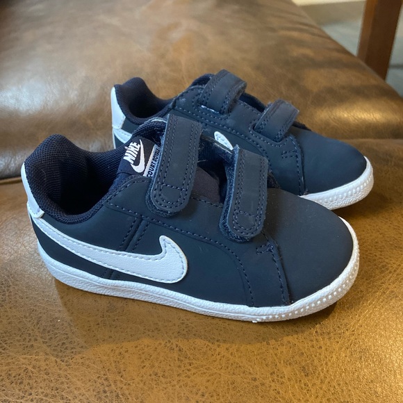 Nike toddler size 6 running shoes - Picture 1 of 6